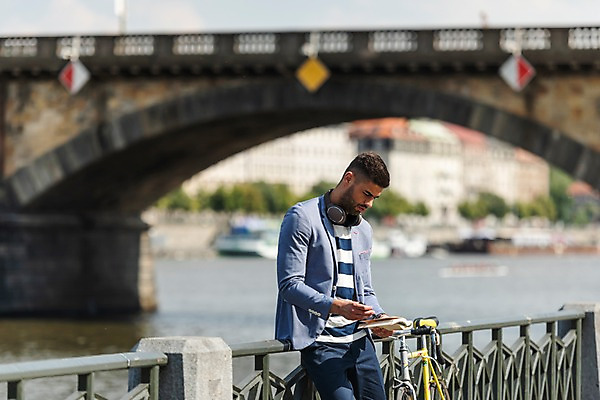 포토 JPG 주간 서양인 응시 남자 한명 서기 사람 상반신 20대 성인 야외 옆모습 책 강 독서 자전거 헤드셋 기댐 프라하 가교 성인남자한명만 국내포토 자연요소 외국인 1 건축물 시선 뷰포인트 음향기기 모션 청년 바이크 헤드폰 체코 남자한명만 성인남자만 파일형식