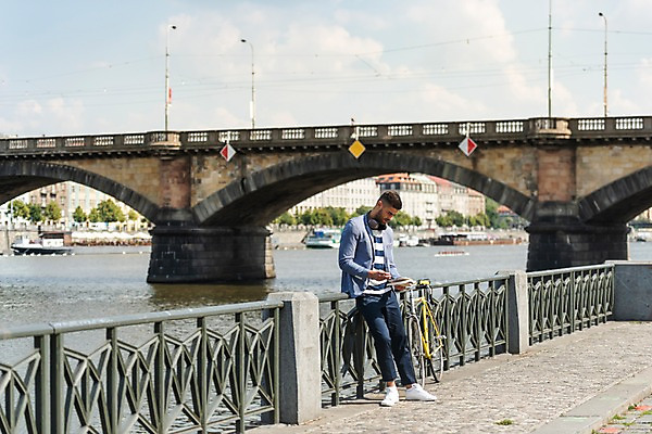 포토 JPG 주간 전신 서양인 구름 응시 남자 가로등 난간 하늘 한명 서기 사람 20대 성인 야외 옆모습 독서 자전거 기댐 보트 프라하 가교 성인남자한명만 국내포토 자연요소 외국인 1 건축물 시선 공공시설 뷰포인트 배_교통 모션 청년 바이크 체코 남자한명만 성인남자만 파일형식