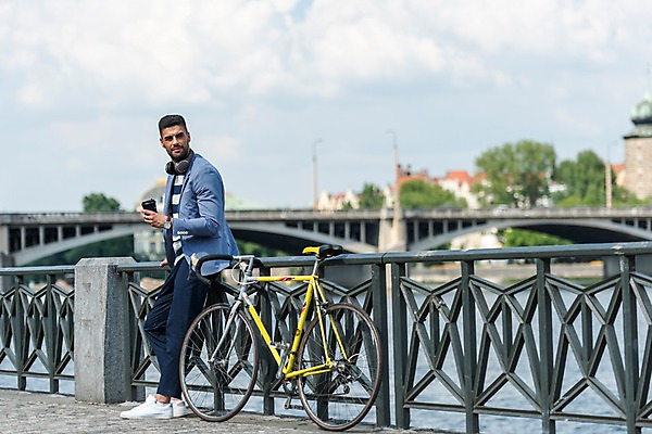 포토 JPG 주간 전신 서양인 나무 구름 응시 남자 난간 하늘 한명 서기 들기 사람 20대 성인 야외 옆모습 강 자전거 헤드셋 기댐 프라하 가교 성인남자한명만 국내포토 자연요소 외국인 식물 1 건축물 시선 뷰포인트 음향기기 모션 청년 바이크 헤드폰 체코 남자한명만 성인남자만 파일형식