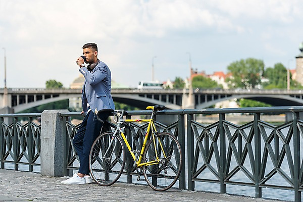 포토 JPG 주간 전신 서양인 나무 구름 응시 남자 커피 난간 하늘 한명 서기 사람 20대 성인 야외 옆모습 강 자전거 기댐 마시기 다리 프라하 가교 성인남자한명만 국내포토 자연요소 외국인 식물 1 건축물 시선 음료 뷰포인트 모션 청년 바이크 체코 남자한명만 성인남자만 파일형식