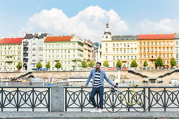 포토 JPG 주간 전신 서양인 구름 응시 남자 커피 난간 하늘 유럽건축 한명 서기 들기 사람 20대 성인 야외 건물 앞모습 강 자전거 기댐 프라하 가교 성인남자한명만 국내포토 자연요소 외국인 1 건축물 시선 음료 뷰포인트 서양건축 모션 청년 바이크 체코 남자한명만 성인남자만 파일형식