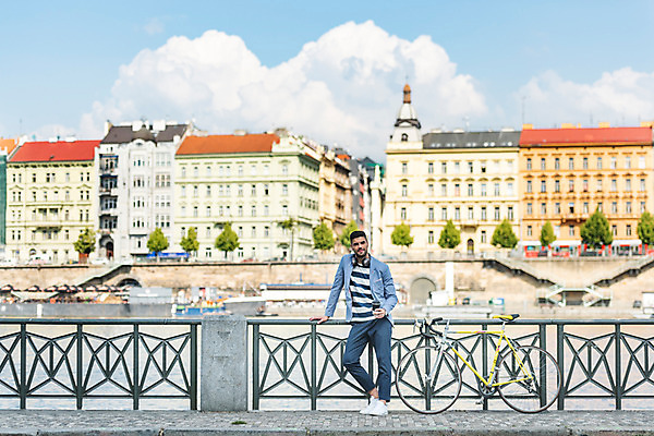 포토 JPG 주간 전신 서양인 구름 해외 응시 남자 커피 난간 하늘 유럽건축 한명 서기 들기 사람 20대 성인 야외 건물 앞모습 강 자전거 기댐 프라하 가교 성인남자한명만 국내포토 자연요소 외국인 1 건축물 시선 음료 뷰포인트 서양건축 모션 청년 바이크 체코 남자한명만 성인남자만 파일형식