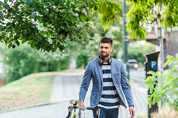 포토 JPG 주간 서양인 나무 응시 공원 남자 한명 사람 상반신 20대 성인 야외 앞모습 걷기 자전거 헤드셋 산책 산책로 프라하 성인남자한명만 국내포토 자연요소 외국인 식물 1 시선 공공시설 길 뷰포인트 음향기기 모션 휴식 청년 바이크 헤드폰 체코 남자한명만 성인남자만 파일형식