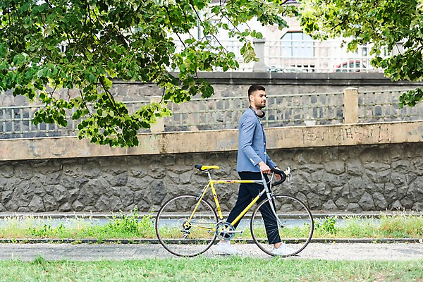 포토 JPG 주간 전신 서양인 나무 공원 남자 한명 사람 잔디 20대 성인 야외 옆모습 걷기 자전거 헤드셋 산책 산책로 프라하 오르막 성인남자한명만 국내포토 자연요소 외국인 식물 1 공공시설 길 뷰포인트 음향기기 모션 휴식 청년 바이크 헤드폰 체코 남자한명만 성인남자만 파일형식