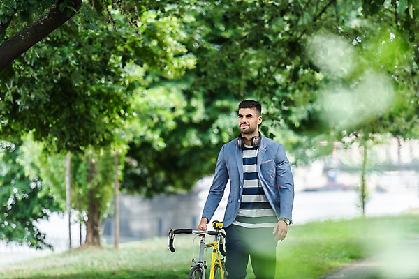 포토 JPG 주간 서양인 나무 응시 공원 남자 한명 사람 잔디 상반신 20대 성인 야외 앞모습 걷기 자전거 헤드셋 산책 프라하 성인남자한명만 국내포토 자연요소 외국인 식물 1 시선 공공시설 뷰포인트 음향기기 모션 휴식 청년 바이크 헤드폰 체코 남자한명만 성인남자만 파일형식