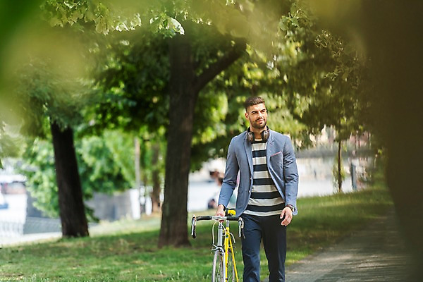 포토 JPG 주간 서양인 나무 응시 공원 남자 한명 사람 잔디 상반신 20대 성인 야외 앞모습 걷기 자전거 헤드셋 산책 프라하 성인남자한명만 국내포토 자연요소 외국인 식물 1 시선 공공시설 뷰포인트 음향기기 모션 휴식 청년 바이크 헤드폰 체코 남자한명만 성인남자만 파일형식