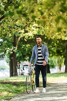 포토 JPG 주간 전신 서양인 나무 공원 남자 한명 사람 잔디 20대 성인 야외 앞모습 걷기 자전거 헤드셋 산책 잡기 프라하 성인남자한명만 국내포토 자연요소 외국인 식물 1 공공시설 뷰포인트 음향기기 모션 휴식 청년 바이크 헤드폰 체코 남자한명만 성인남자만 파일형식