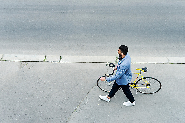 포토 JPG 주간 전신 서양인 남자 도로 한명 사람 20대 성인 야외 옆모습 하이앵글 걷기 자전거 프라하 성인남자한명만 국내포토 자연요소 외국인 1 길 뷰포인트 교통시설 모션 청년 바이크 체코 남자한명만 성인남자만 파일형식