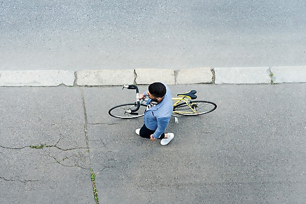 포토 JPG 주간 전신 서양인 남자 도로 한명 사람 20대 성인 야외 옆모습 하이앵글 걷기 자전거 프라하 성인남자한명만 국내포토 자연요소 외국인 1 길 뷰포인트 교통시설 모션 청년 바이크 체코 남자한명만 성인남자만 파일형식