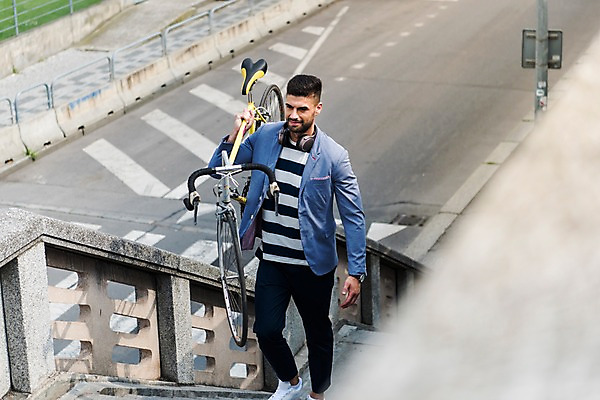 포토 JPG 주간 전신 서양인 남자 도로 한명 들기 사람 20대 성인 야외 앞모습 계단 자전거 헤드셋 오르기 프라하 성인남자한명만 국내포토 자연요소 외국인 1 길 뷰포인트 음향기기 교통시설 모션 청년 바이크 헤드폰 체코 남자한명만 성인남자만 파일형식