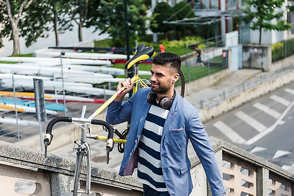 포토 JPG 주간 서양인 나무 남자 도로 한명 미소 들기 사람 상반신 20대 성인 야외 옆모습 계단 자전거 오르기 프라하 성인남자한명만 국내포토 자연요소 외국인 식물 1 길 뷰포인트 교통시설 모션 표정 청년 바이크 체코 남자한명만 성인남자만 파일형식
