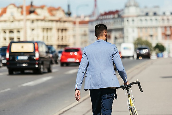 포토 JPG 주간 서양인 해외 남자 도로 자동차 유럽건축 한명 사람 상반신 20대 성인 야외 건물 뒷모습 걷기 자전거 보행로 여러대 프라하 주행 성인남자한명만 국내포토 자연요소 외국인 1 건축물 길 육상교통 뷰포인트 다수 서양건축 교통시설 모션 청년 바이크 체코 남자한명만 성인남자만 파일형식