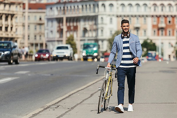 포토 JPG 주간 전신 서양인 응시 남자 도로 자동차 유럽건축 한명 사람 20대 성인 야외 앞모습 걷기 자전거 헤드셋 잡기 보행로 프라하 성인남자한명만 국내포토 자연요소 외국인 1 시선 길 육상교통 뷰포인트 음향기기 서양건축 교통시설 모션 청년 바이크 헤드폰 체코 남자한명만 성인남자만 파일형식