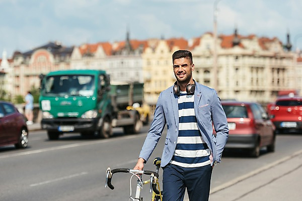 포토 JPG 주간 서양인 해외 응시 남자 도로 자동차 유럽건축 한명 미소 사람 상반신 20대 성인 야외 건물 앞모습 걷기 자전거 헤드셋 트럭 보행로 주머니손 프라하 주행 성인남자한명만 국내포토 자연요소 외국인 1 건축물 시선 길 육상교통 뷰포인트 음향기기 서양건축 교통시설 모션 표정 청년 바이크 헤드폰 체코 남자한명만 성인남자만 파일형식