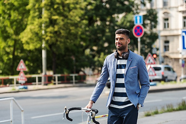 포토 JPG 주간 서양인 나무 응시 남자 도로 자동차 한명 미소 사람 상반신 20대 성인 야외 건물 앞모습 자전거 보행로 주머니손 도로표지판 프라하 성인남자한명만 국내포토 자연요소 외국인 식물 1 건축물 시선 길 육상교통 뷰포인트 교통시설 모션 표정 청년 바이크 표지판 체코 남자한명만 성인남자만 파일형식