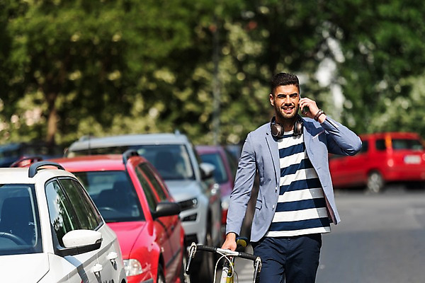 포토 JPG 주간 서양인 나무 남자 자동차 한명 미소 사람 상반신 20대 성인 야외 앞모습 스마트폰 자전거 헤드셋 여러대 통화 프라하 성인남자한명만 국내포토 자연요소 외국인 식물 1 육상교통 뷰포인트 음향기기 다수 모션 표정 청년 핸드폰 스마트기기 바이크 헤드폰 체코 남자한명만 성인남자만 파일형식