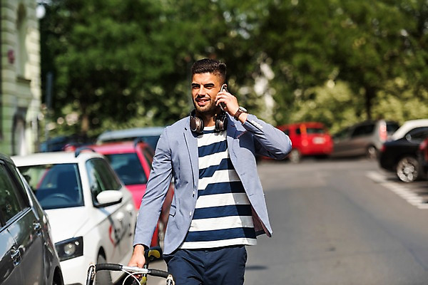 포토 JPG 주간 서양인 남자 도로 자동차 한명 미소 사람 상반신 20대 성인 야외 앞모습 스마트폰 자전거 숲 통화 프라하 성인남자한명만 국내포토 자연요소 외국인 1 길 육상교통 뷰포인트 교통시설 모션 표정 청년 핸드폰 스마트기기 바이크 체코 남자한명만 성인남자만 파일형식