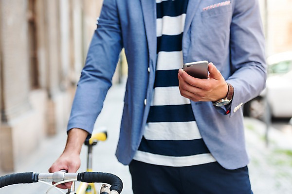 포토 JPG 주간 서양인 남자 한명 사람 근접촬영 상반신 20대 성인 야외 앞모습 스마트폰 자전거 보행로 손목시계 프라하 성인남자한명만 국내포토 자연요소 외국인 1 길 뷰포인트 시계 장신구 청년 핸드폰 스마트기기 바이크 체코 남자한명만 성인남자만 파일형식