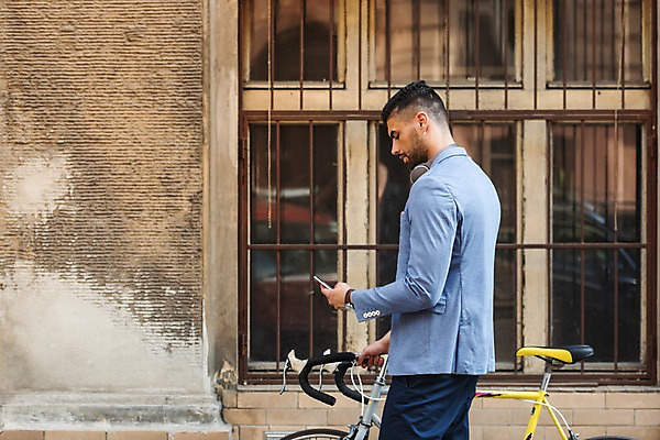 포토 JPG 주간 서양인 응시 남자 한명 사람 상반신 20대 성인 야외 건물 옆모습 스마트폰 자전거 헤드셋 프라하 성인남자한명만 국내포토 자연요소 외국인 1 건축물 시선 뷰포인트 음향기기 청년 핸드폰 스마트기기 바이크 헤드폰 체코 남자한명만 성인남자만 파일형식