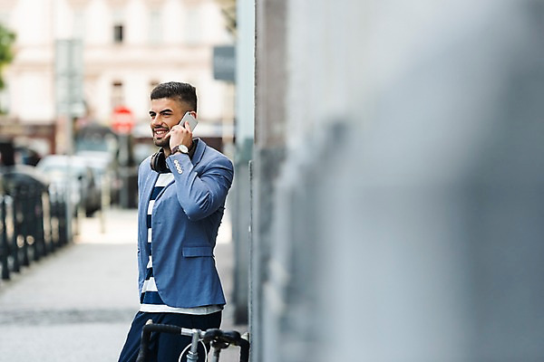 포토 JPG 주간 서양인 남자 한명 미소 사람 상반신 20대 성인 야외 옆모습 스마트폰 자전거 헤드셋 보행로 통화 프라하 성인남자한명만 국내포토 자연요소 외국인 1 길 뷰포인트 음향기기 모션 표정 청년 핸드폰 스마트기기 바이크 헤드폰 체코 남자한명만 성인남자만 파일형식