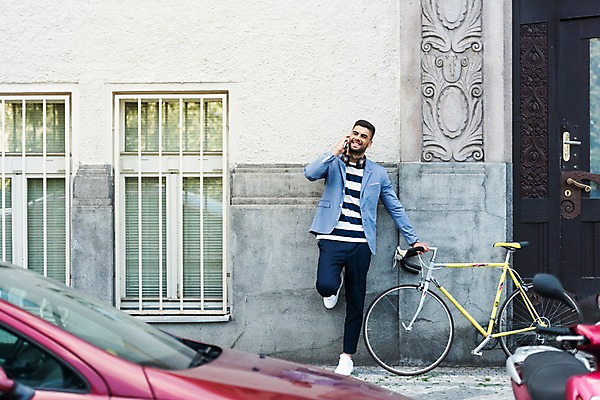 포토 JPG 주간 전신 서양인 남자 한명 미소 사람 20대 성인 야외 건물 앞모습 자전거 기댐 잡기 현관문 통화 프라하 성인남자한명만 국내포토 자연요소 외국인 1 건축물 뷰포인트 모션 표정 청년 문 바이크 체코 남자한명만 성인남자만 파일형식
