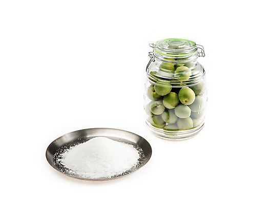 포토 JPG 스튜디오촬영 접시 계절 열매 과일 유리병 실내 누끼 사람없음 여러개 신선 설탕 매실 매실청 수제청 국내포토 식물 식기 음식 다수 병_용기 내부 파일형식 과일청