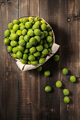 포토 JPG 스튜디오촬영 계절 과일 실내 사람없음 목재 하이앵글 바구니 여러개 신선 천 매실 플랫레이 나무배경 국내포토 나무 뷰포인트 다수 백그라운드 재료 내부 직물 플랫 파일형식