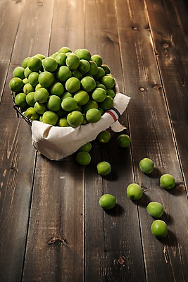 포토 JPG 스튜디오촬영 계절 과일 실내 사람없음 목재 바구니 여러개 신선 천 매실 나무배경 국내포토 나무 다수 백그라운드 재료 내부 직물 파일형식