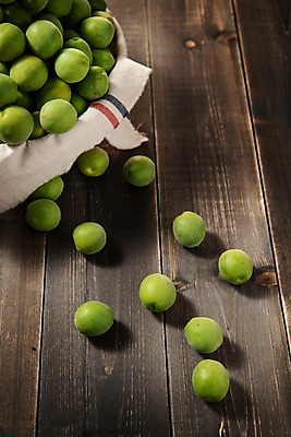 포토 JPG 스튜디오촬영 계절 과일 실내 사람없음 목재 바구니 여러개 신선 천 매실 나무배경 국내포토 나무 다수 백그라운드 재료 내부 직물 파일형식