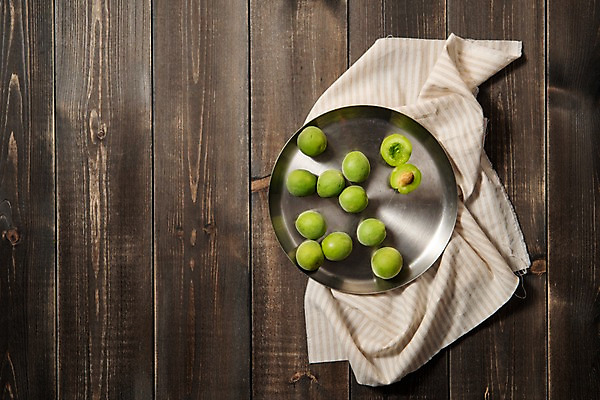 포토 JPG 스튜디오촬영 접시 계절 과일 단면 쟁반 실내 사람없음 목재 하이앵글 여러개 신선 천 매실 플랫레이 나무배경 국내포토 나무 식기 뷰포인트 다수 백그라운드 재료 내부 직물 플랫 파일형식