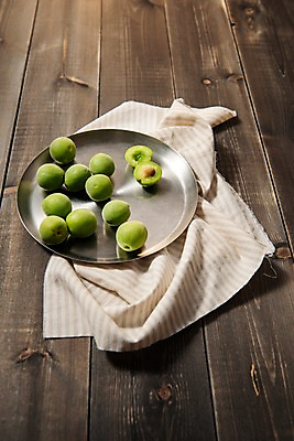 포토 JPG 스튜디오촬영 접시 계절 과일 단면 쟁반 실내 사람없음 목재 여러개 신선 천 매실 나무배경 국내포토 나무 식기 다수 백그라운드 재료 내부 직물 파일형식