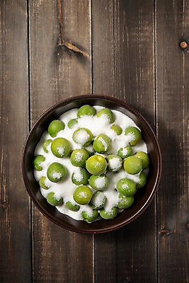 포토 JPG 스튜디오촬영 그릇 계절 과일 실내 사람없음 목재 하이앵글 여러개 신선 설탕 매실 플랫레이 나무배경 국내포토 나무 식기 뷰포인트 다수 백그라운드 재료 내부 플랫 파일형식