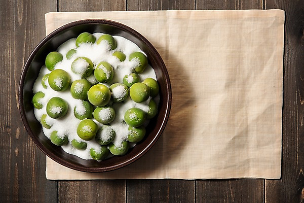 포토 JPG 스튜디오촬영 그릇 계절 과일 실내 사람없음 목재 하이앵글 여러개 신선 설탕 천 매실 플랫레이 나무배경 국내포토 나무 식기 뷰포인트 다수 백그라운드 재료 내부 직물 플랫 파일형식