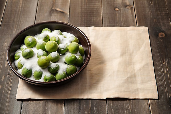 포토 JPG 스튜디오촬영 그릇 계절 과일 실내 사람없음 목재 여러개 신선 설탕 천 매실 나무배경 국내포토 나무 식기 다수 백그라운드 재료 내부 직물 파일형식