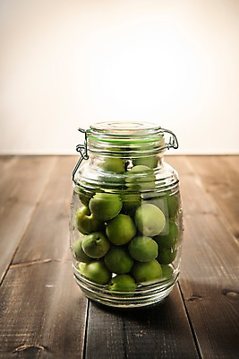 포토 JPG 스튜디오촬영 계절 과일 유리병 실내 사람없음 목재 여러개 신선 매실 매실청 나무배경 수제청 국내포토 나무 음식 다수 백그라운드 재료 병_용기 내부 파일형식 과일청