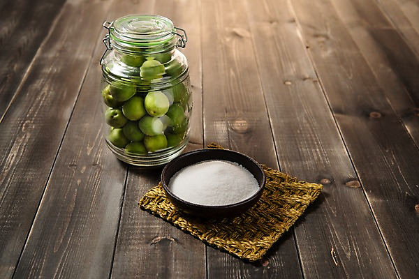 포토 JPG 스튜디오촬영 접시 계절 과일 유리병 실내 사람없음 목재 여러개 신선 설탕 매실 매실청 나무배경 수제청 국내포토 나무 식기 음식 다수 백그라운드 재료 병_용기 내부 파일형식 과일청