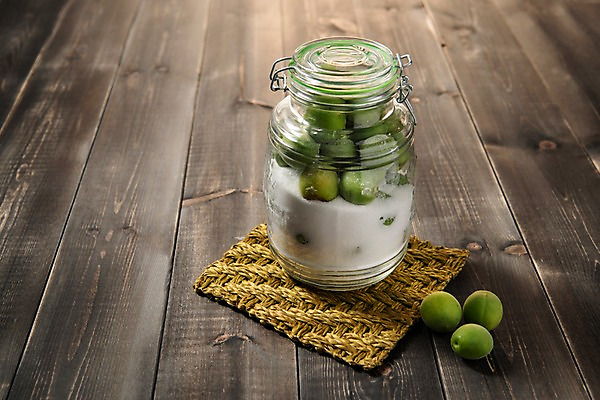 포토 JPG 스튜디오촬영 계절 과일 유리병 실내 사람없음 목재 여러개 신선 설탕 매실 매실청 나무배경 수제청 국내포토 나무 음식 다수 백그라운드 재료 병_용기 내부 파일형식 과일청