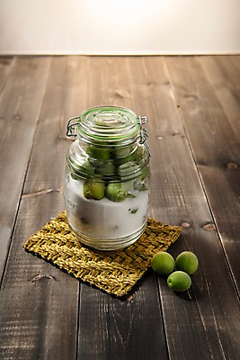 포토 JPG 스튜디오촬영 계절 과일 유리병 실내 사람없음 목재 여러개 신선 설탕 매실 매실청 나무배경 수제청 국내포토 나무 음식 다수 백그라운드 재료 병_용기 내부 파일형식 과일청