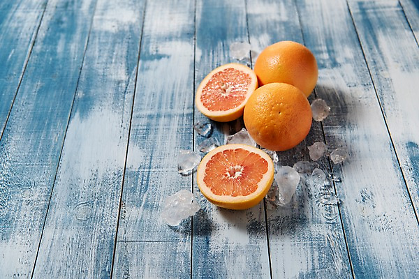 포토 JPG 스튜디오촬영 계절 과일 단면 실내 사람없음 목재 파란색 얼음 여러개 신선 자몽 나무배경 국내포토 자연요소 나무 컬러 다수 백그라운드 재료 내부 파일형식