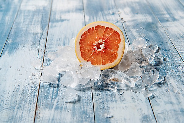 포토 JPG 스튜디오촬영 계절 과일 단면 실내 사람없음 목재 파란색 얼음 신선 자몽 나무배경 국내포토 자연요소 나무 컬러 백그라운드 재료 내부 파일형식