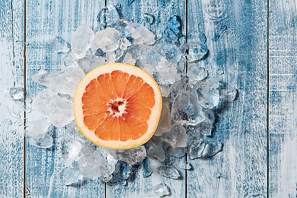 포토 JPG 스튜디오촬영 계절 과일 단면 실내 사람없음 목재 파란색 하이앵글 얼음 신선 자몽 플랫레이 나무배경 국내포토 자연요소 나무 뷰포인트 컬러 백그라운드 재료 내부 플랫 파일형식