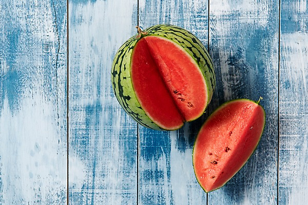 포토 JPG 스튜디오촬영 계절 조각 과일 단면 여름음식 수박 실내 사람없음 목재 파란색 하이앵글 신선 플랫레이 미니수박 나무배경 제철과일 과채 국내포토 나무 음식 뷰포인트 컬러 백그라운드 채소 재료 내부 플랫 제철 파일형식 여름_계절