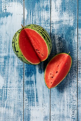 포토 JPG 스튜디오촬영 계절 조각 과일 단면 여름음식 수박 실내 사람없음 목재 파란색 하이앵글 신선 플랫레이 미니수박 나무배경 제철과일 과채 국내포토 나무 음식 뷰포인트 컬러 백그라운드 채소 재료 내부 플랫 제철 파일형식 여름_계절