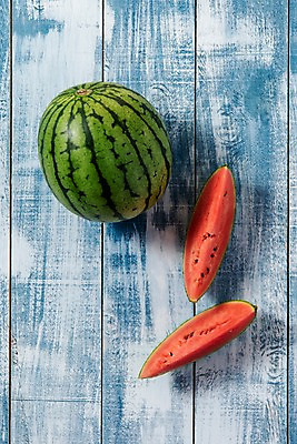 포토 JPG 스튜디오촬영 계절 조각 과일 단면 여름음식 수박 실내 사람없음 목재 파란색 하이앵글 신선 플랫레이 미니수박 나무배경 제철과일 과채 국내포토 나무 음식 뷰포인트 컬러 백그라운드 채소 재료 내부 플랫 제철 파일형식 여름_계절