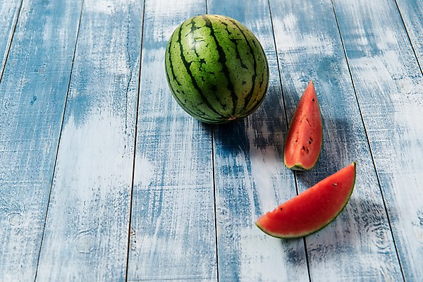 포토 JPG 스튜디오촬영 계절 조각 과일 단면 여름음식 수박 실내 사람없음 목재 파란색 신선 미니수박 나무배경 제철과일 과채 국내포토 나무 음식 컬러 백그라운드 채소 재료 내부 제철 파일형식 여름_계절