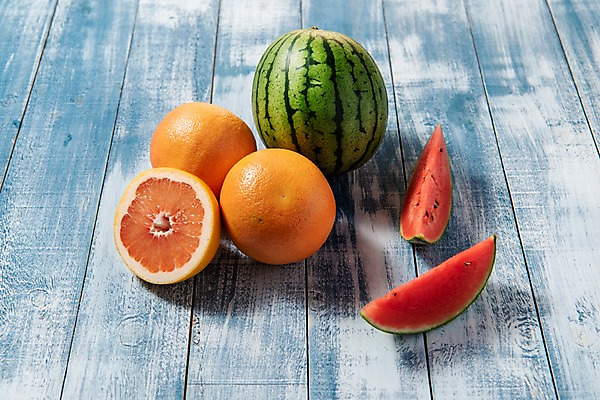 포토 JPG 스튜디오촬영 계절 조각 과일 단면 여름음식 수박 실내 사람없음 목재 파란색 여러개 신선 자몽 미니수박 나무배경 제철과일 과채 국내포토 나무 음식 컬러 다수 백그라운드 채소 재료 내부 제철 파일형식 여름_계절