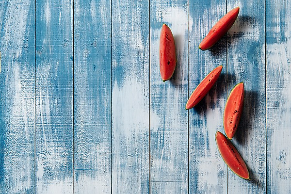 포토 JPG 스튜디오촬영 계절 조각 과일 단면 여름음식 수박 실내 사람없음 목재 파란색 하이앵글 신선 플랫레이 미니수박 나무배경 제철과일 과채 국내포토 나무 음식 뷰포인트 컬러 백그라운드 채소 재료 내부 플랫 제철 파일형식 여름_계절