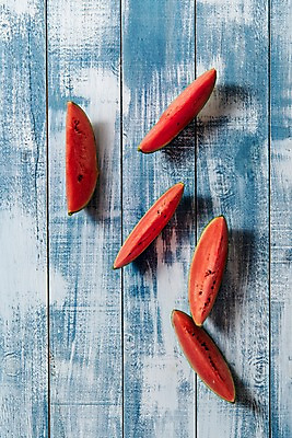 포토 JPG 스튜디오촬영 계절 조각 과일 단면 여름음식 수박 실내 사람없음 목재 파란색 하이앵글 신선 플랫레이 미니수박 나무배경 제철과일 과채 국내포토 나무 음식 뷰포인트 컬러 백그라운드 채소 재료 내부 플랫 제철 파일형식 여름_계절