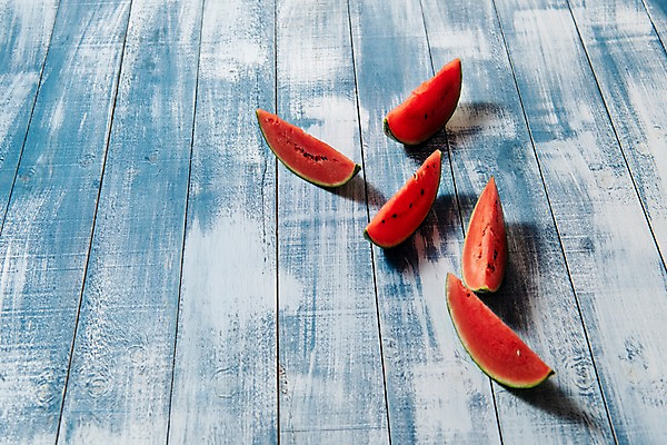 포토 JPG 스튜디오촬영 계절 조각 과일 단면 여름음식 수박 실내 사람없음 목재 파란색 신선 미니수박 나무배경 제철과일 과채 국내포토 나무 음식 컬러 백그라운드 채소 재료 내부 제철 파일형식 여름_계절