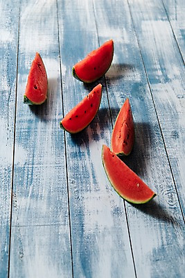 포토 JPG 스튜디오촬영 계절 조각 과일 단면 여름음식 수박 실내 사람없음 목재 파란색 신선 미니수박 나무배경 제철과일 과채 국내포토 나무 음식 컬러 백그라운드 채소 재료 내부 제철 파일형식 여름_계절